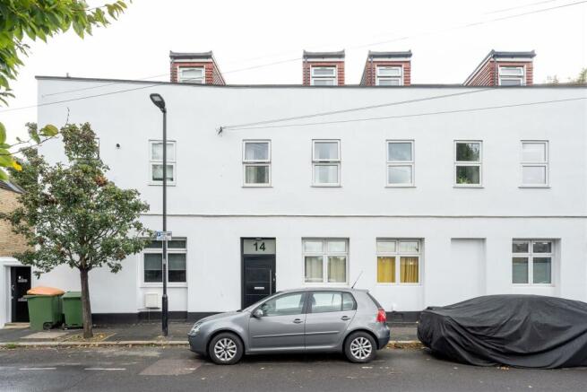 Cemetery Road, E7