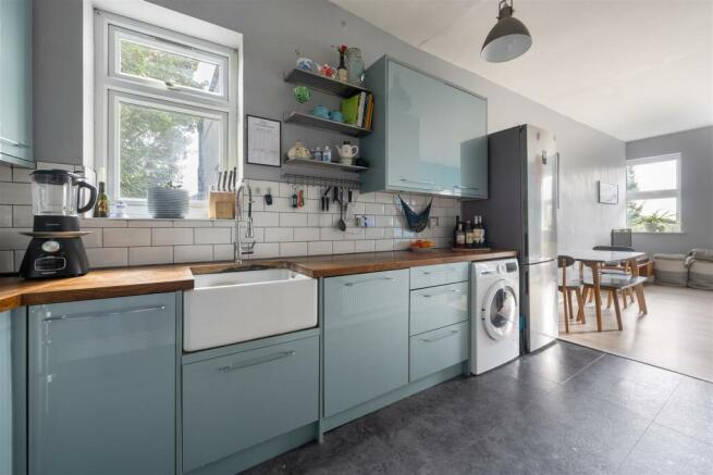 Cemetery Road, E7