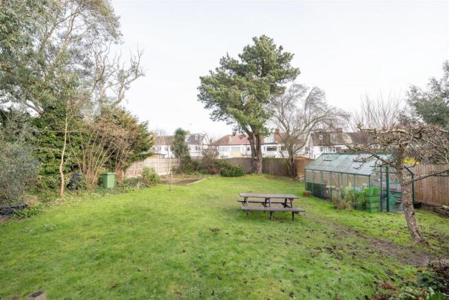 Elmcroft Close E11