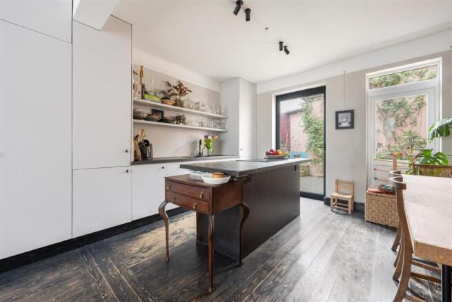 Neville Road E7