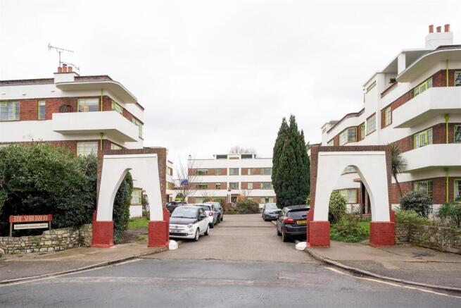 The Shrubbery, Grosvenor Road E11