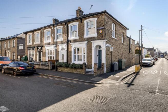 Station Road, E7