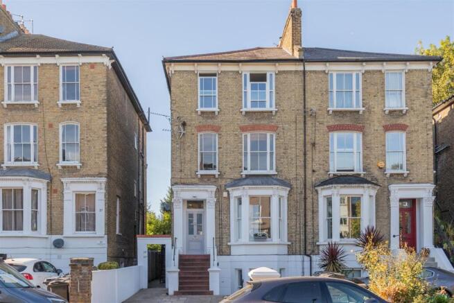 Grosnevor Road, E11