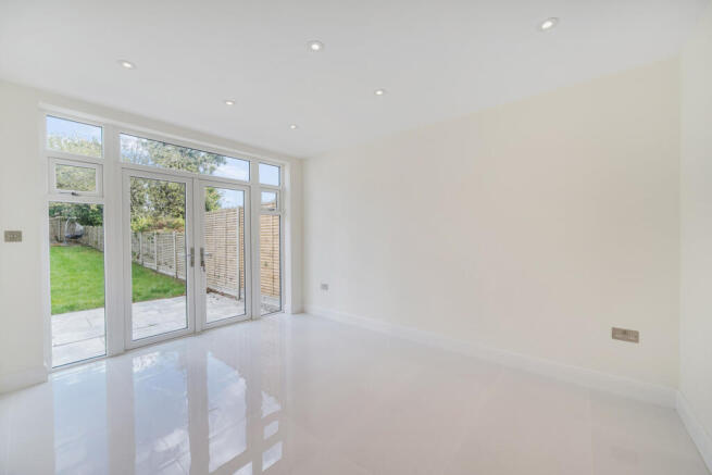 1372476-6-68f8f2b...