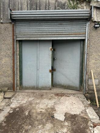 Entrance, roller shutter door