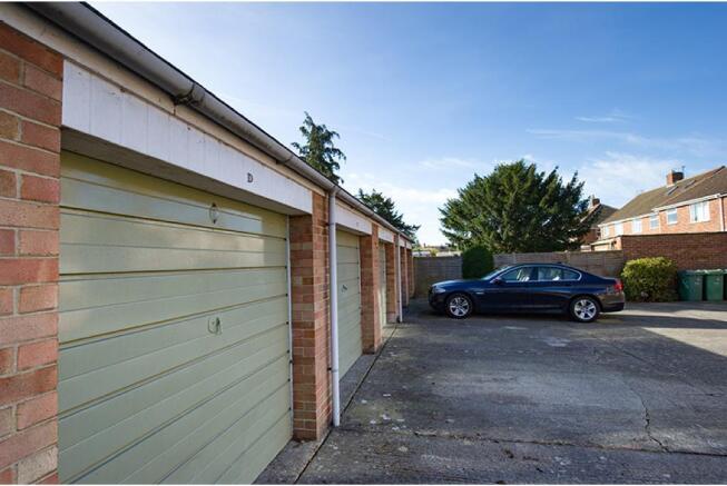 Garage - parking space in front