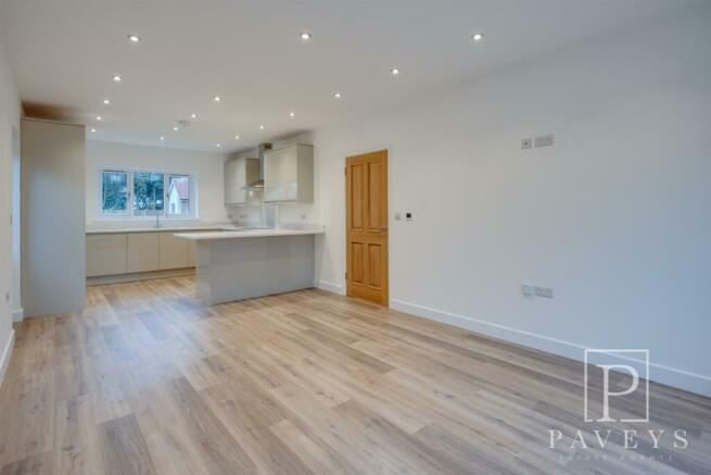 LOUNGE KITCHEN/DINING ROOM