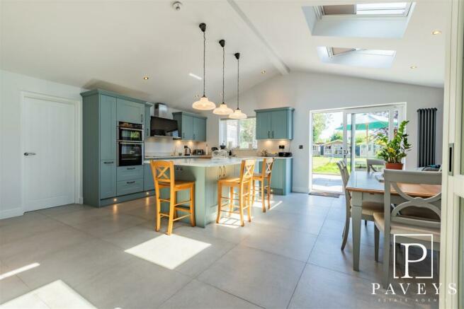 KITCHEN DINING FAMILY ROOM