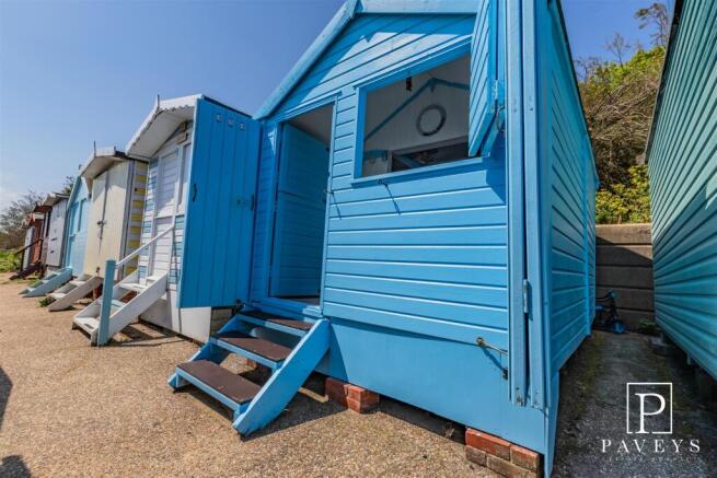 BEACH HUT