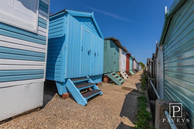 BEACH HUT