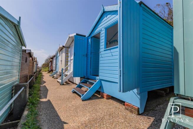 BEACH HUT