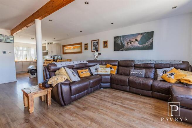 LOUNGE KITCHEN DINER