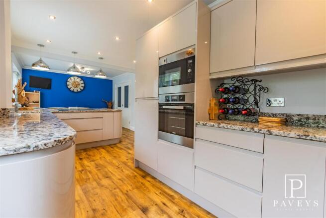 KITCHEN DINER FAMILY ROOM