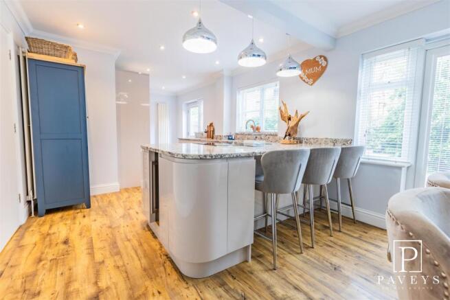 KITCHEN DINER FAMILY ROOM