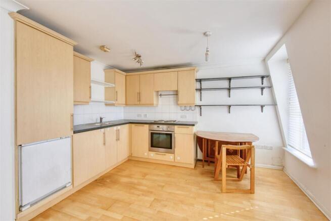 12_charlwood_house_coombe_lane_image4_19516_4.jpg