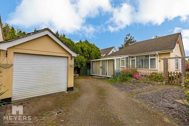 Garage & Driveway 