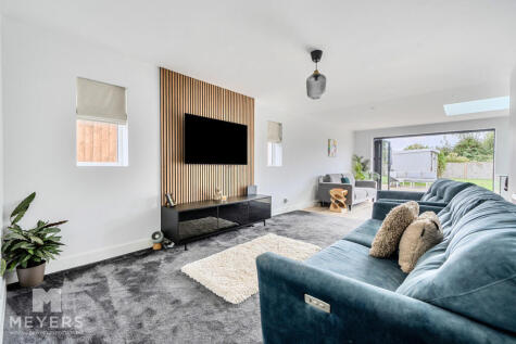 Christchurch Road, Ferndown, BH22 8