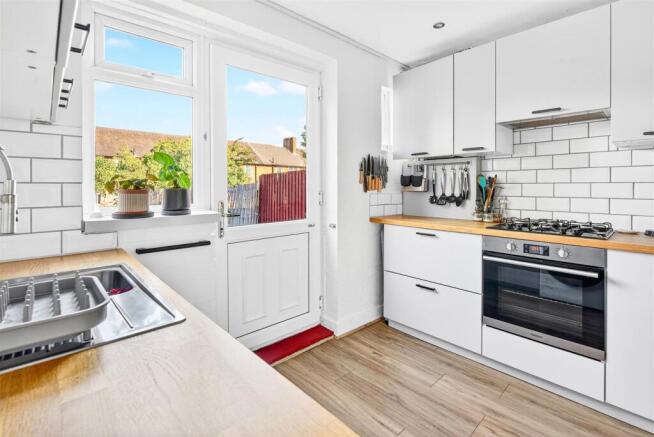 10  To Let 2 Bedroom House Blanchland Road SM4 www