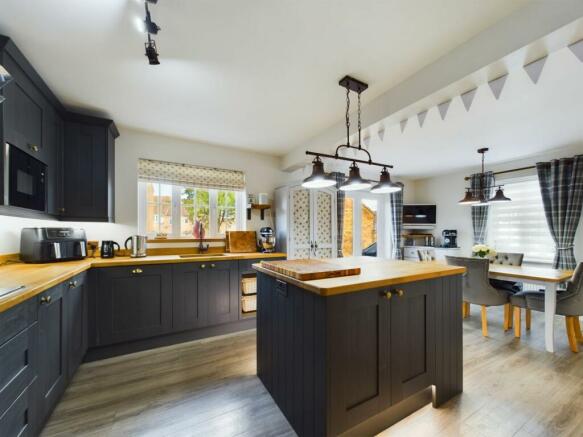 KITCHEN/DINING ROOM