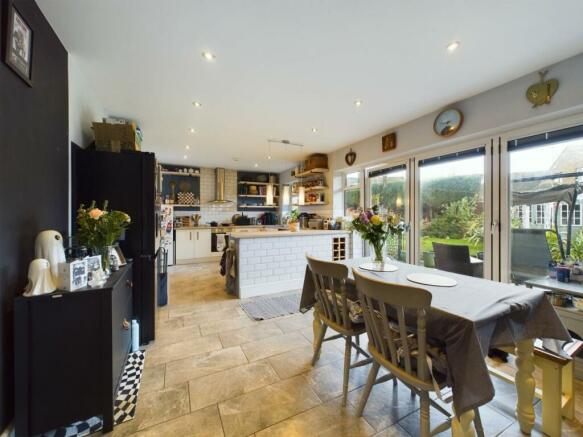 KITCHEN/ FAMILY  ROOM