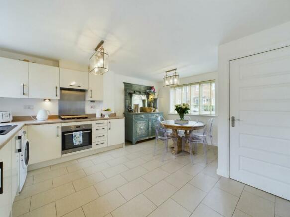 KITCHEN/DINING ROOM