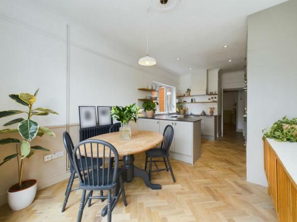 KITCHEN/DINING ROOM