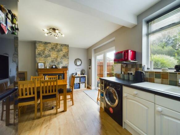 KITCHEN/DINING ROOM