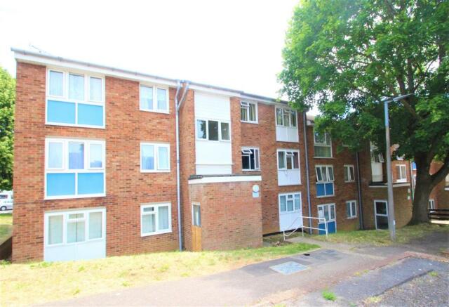 2 bedroom flat to rent in Cleves Road, Woodhall Farm ...