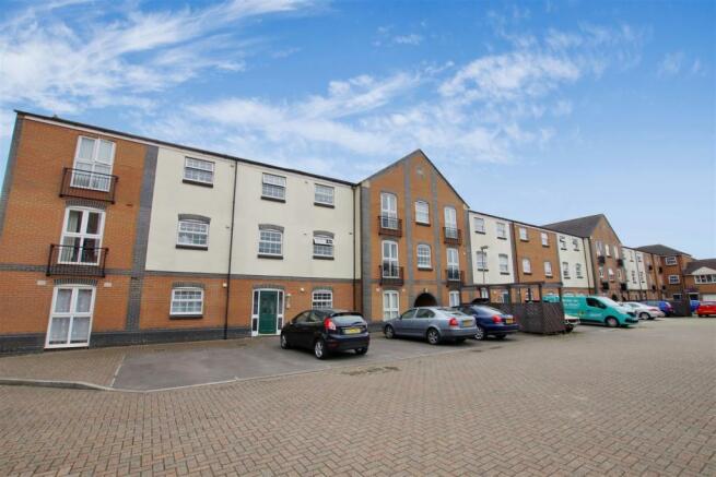 2 bedroom flat to rent in St. Austell Way, Churchward, Swindon, SN2