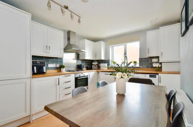 Eat-in kitchen