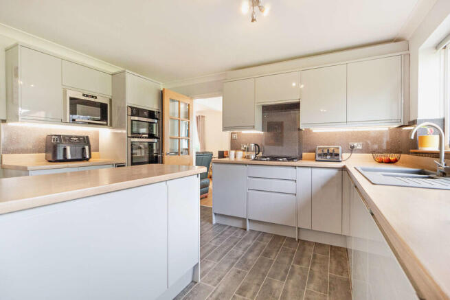 8616731-interior1...