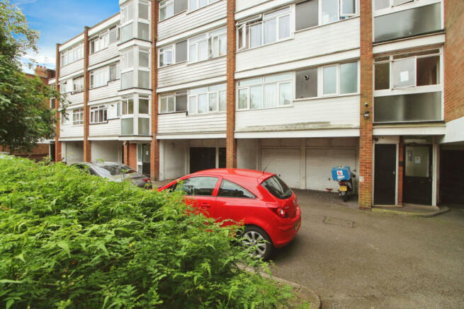 One Double Bedroom Top Floor Flat For Sale