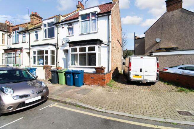 One Double Bedroom Ground Floor Maisonette To Ren