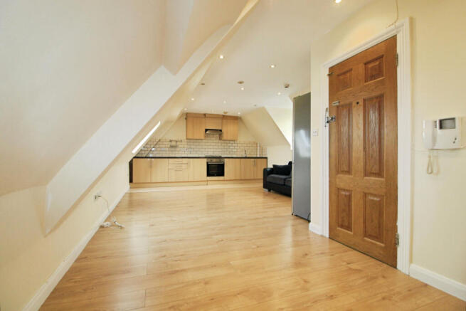 One Double Bedroom 3rd Floor Flat To Rent