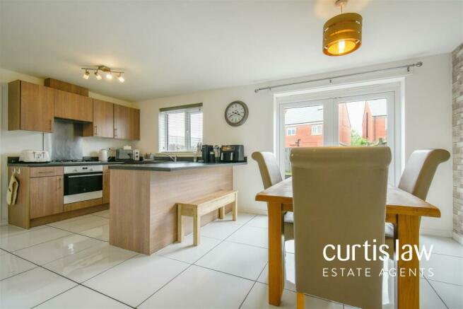 Kitchen/ Dining Room