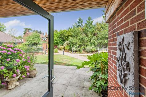 Mandeville Court, Darkes Lane, Potters Bar, Hertfordshire, EN6 1BZ