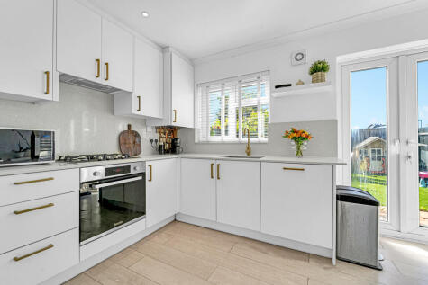 Ravensbourne Avenue, Staines-upon-Thames