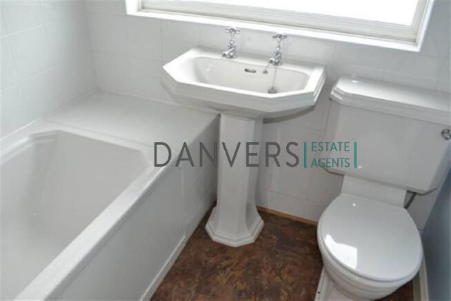 bathroom 126 p3rcy road.jpg