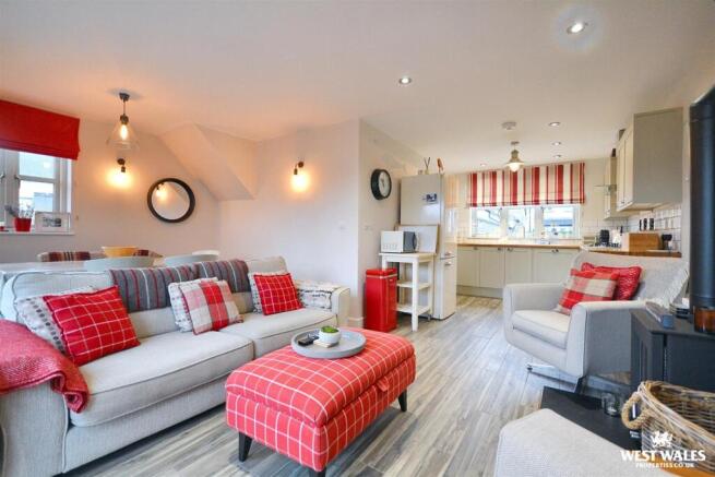 Living Room / Kitchen