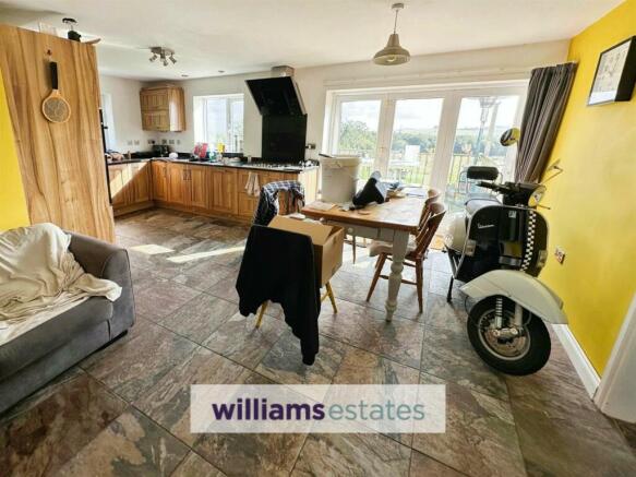 Kitchen / Dining Area