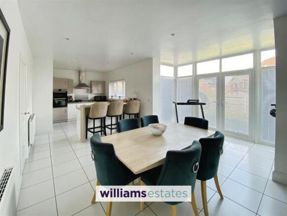 Kitchen/Dining Area