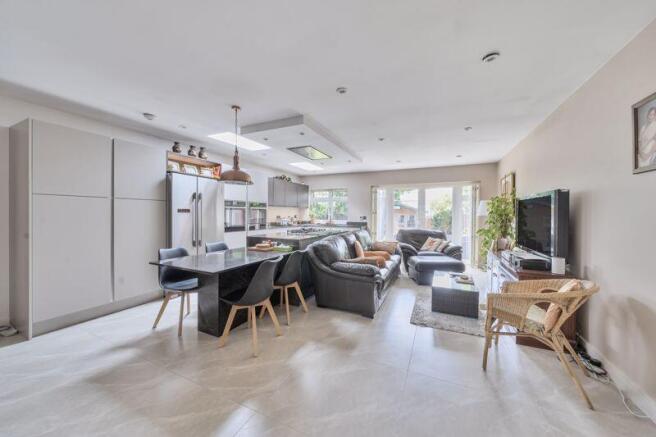 KITCHEN / RECEPTION ROOM