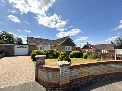 SOUTH WOOTTON - Link-Detached 2 Bed Bungalow on Quiet Cul-De-Sac