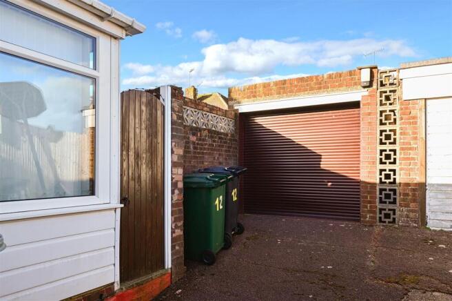 12 Oakdene Avenue, BN41 (5).jpg