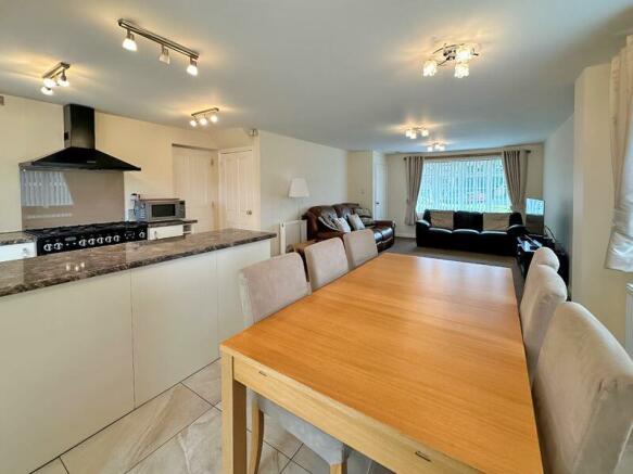 KITCHEN/DINING AREA