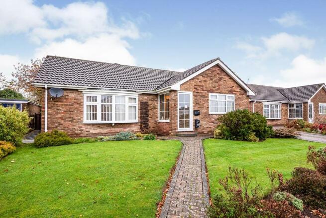 3 bedroom bungalow for sale in Castle Mount Avenue, Scalby, Scarborough ...