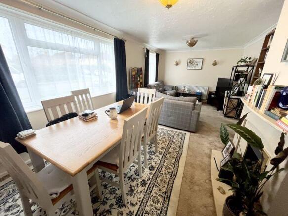 LOUNGE/ DINER