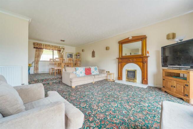 OPEN PLAN LOUNGE/DINING ROOM
