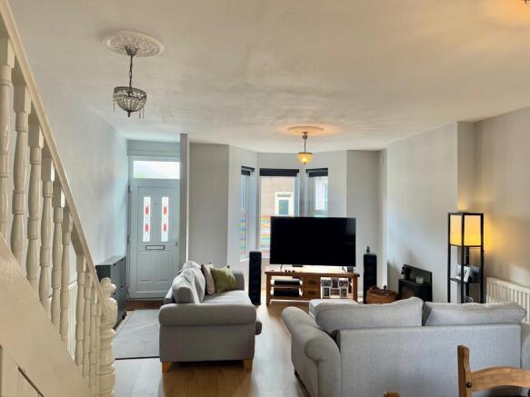 Open plan lounge ...