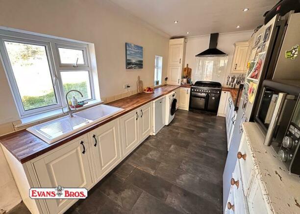 FITTED KITCHEN